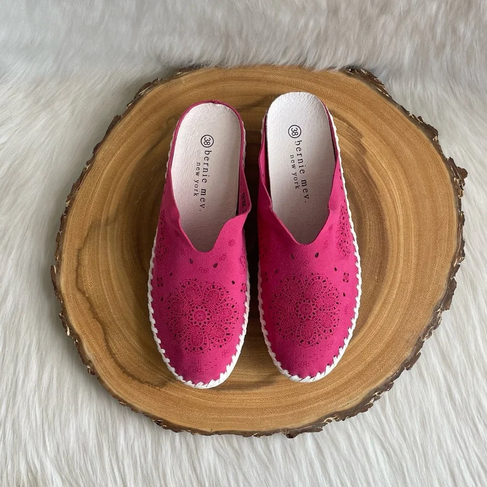 LIKE NEW bernie mev. perforated leather slide sneakers